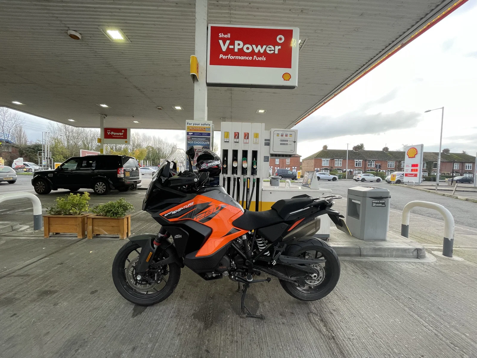 Kraftstoff an der Tankstelle für KTM