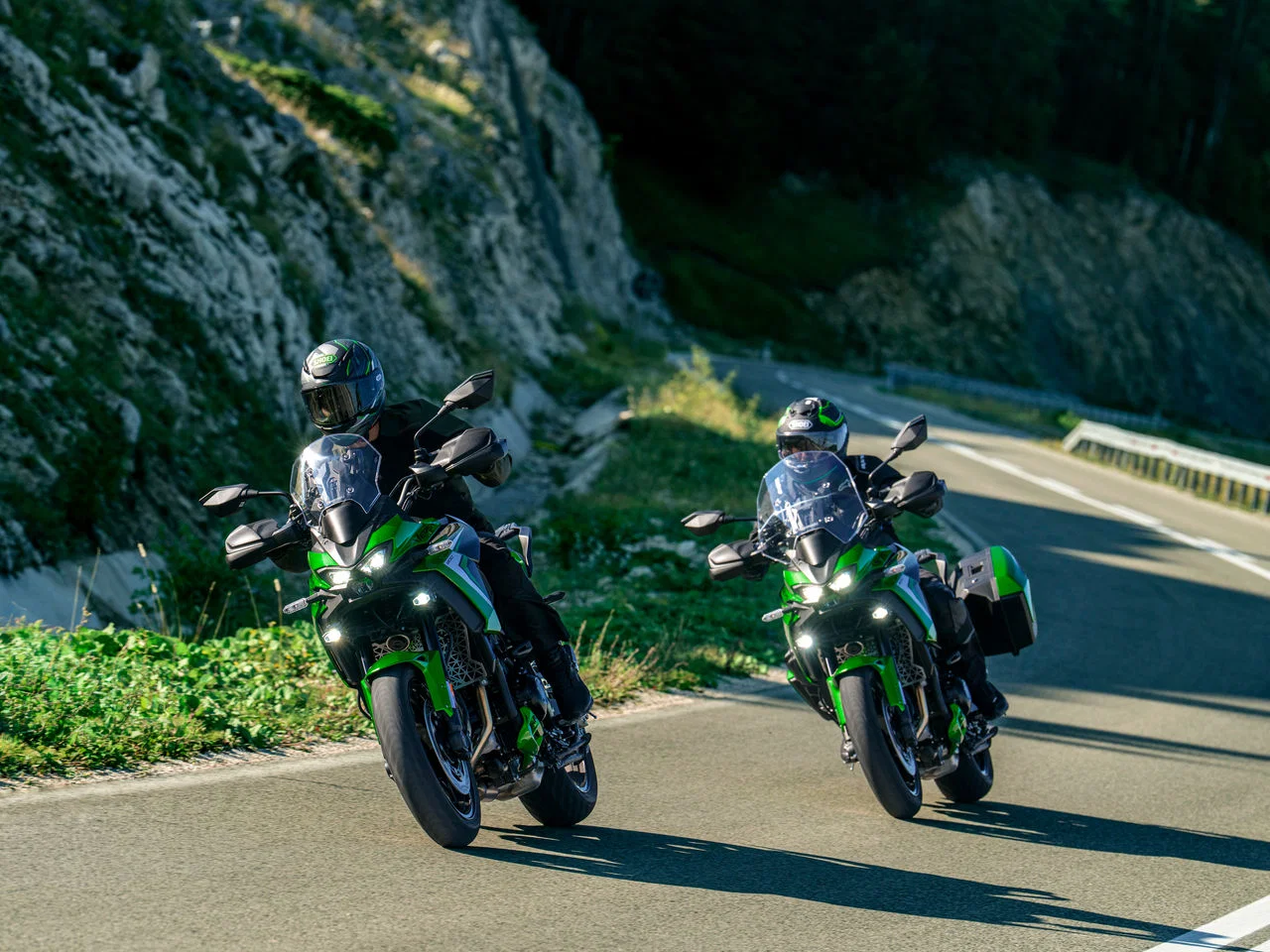 Neue Kawasaki Versys 900 Motorräder auf der Straße.