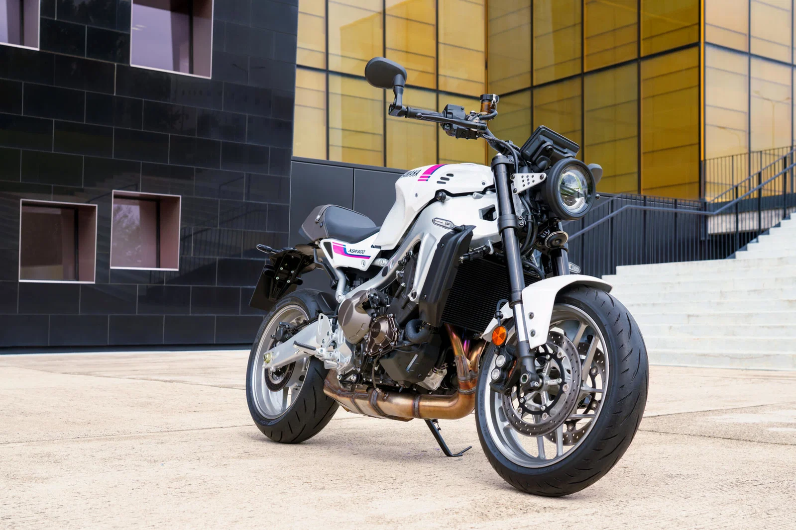 2027 Yamaha XSR900 in Neonweiß.