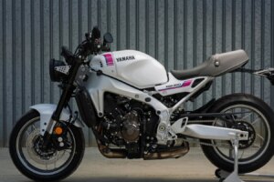 Die Yamaha XSR900 erhält die stilvolle Farbgebung Neonweiß