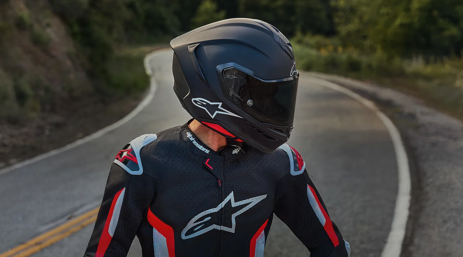 Der Alpinetars Supertech R7 Straßen- und Bahnhelm