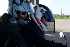 Der ehemalige Grand-Prix-Weltmeister bringt dem Komiker Bill Burr das Fahren auf der Rennstrecke bei