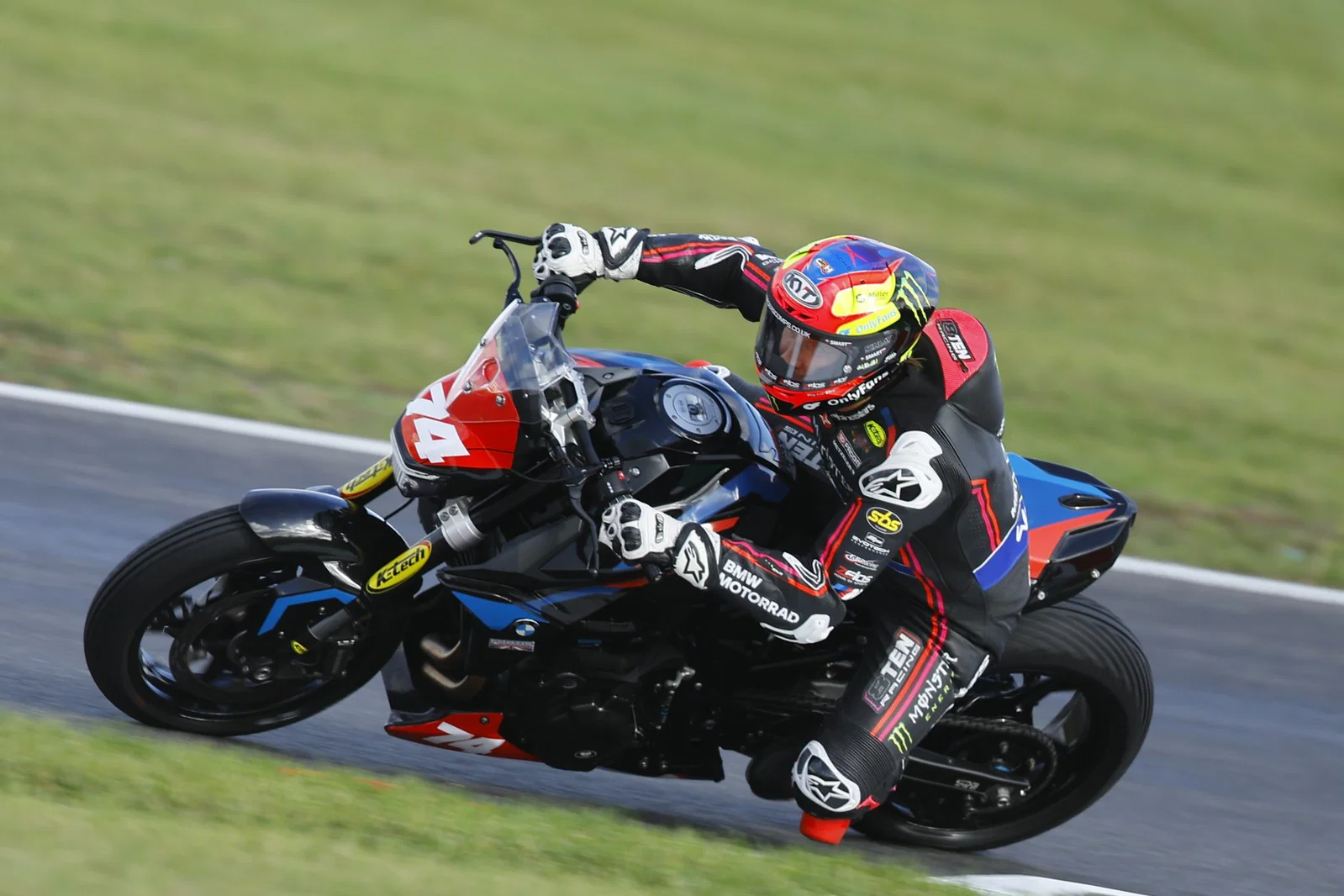 Davey Todd fährt im BMW F900 R Cup.