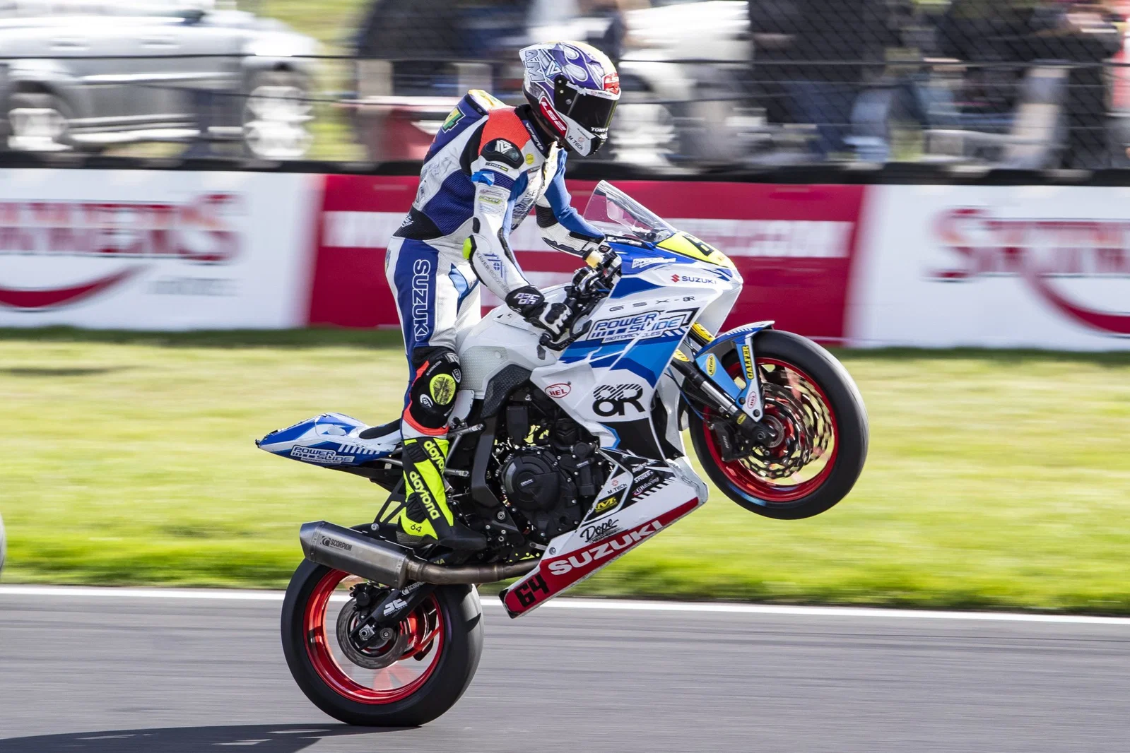 Suzuki GSX-8R macht einen Wheelie.