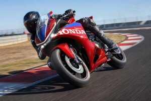 Honda stellt die neue CBR500R FOUR mit 500-cm³-Reihenvierzylindermotor vor