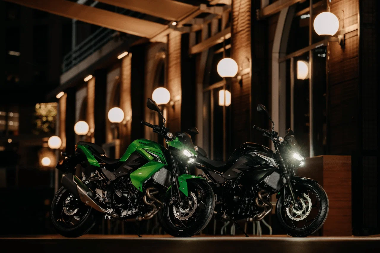 Kawasaki Z300 in zwei verschiedenen Farbvarianten. Bildnachweis: Kawasaki.