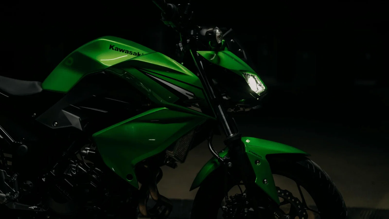 The Kawasaki Z300 in green. Credit: Kawasaki.