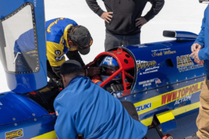 Der Land-Speed-Fahrer tritt im 400-Meilen-Weltrekordkampf gegen den Isle-of-Man-TT-Rennfahrer Peter Hickman an