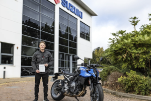 Der ehemalige Grand-Prix-Fahrer und Isle of Man TT-Rennfahrer erhält endlich seinen Motorradführerschein
