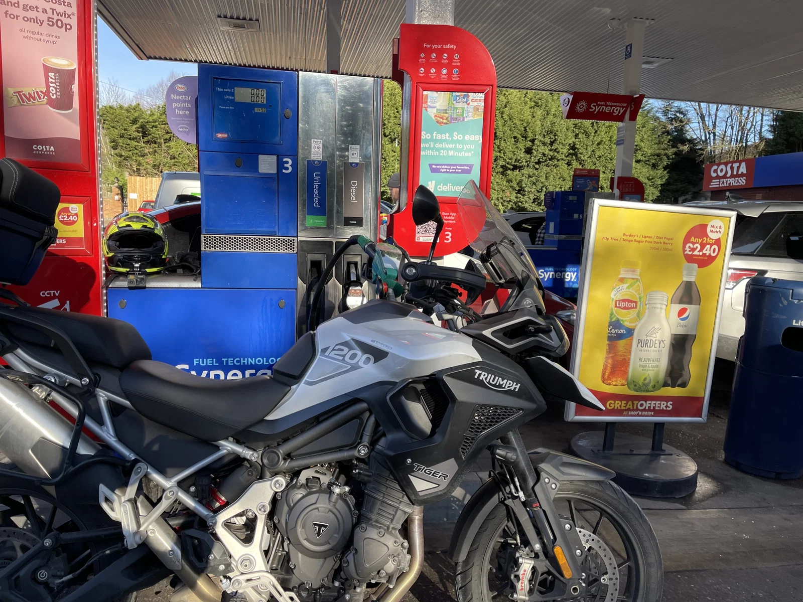 Triumph hielt an, um Treibstoff zu holen.