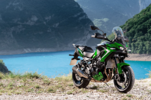 Völlig neue Kawasaki Versys 900 mit Z900-inspiriertem Motor auf den Markt gebracht