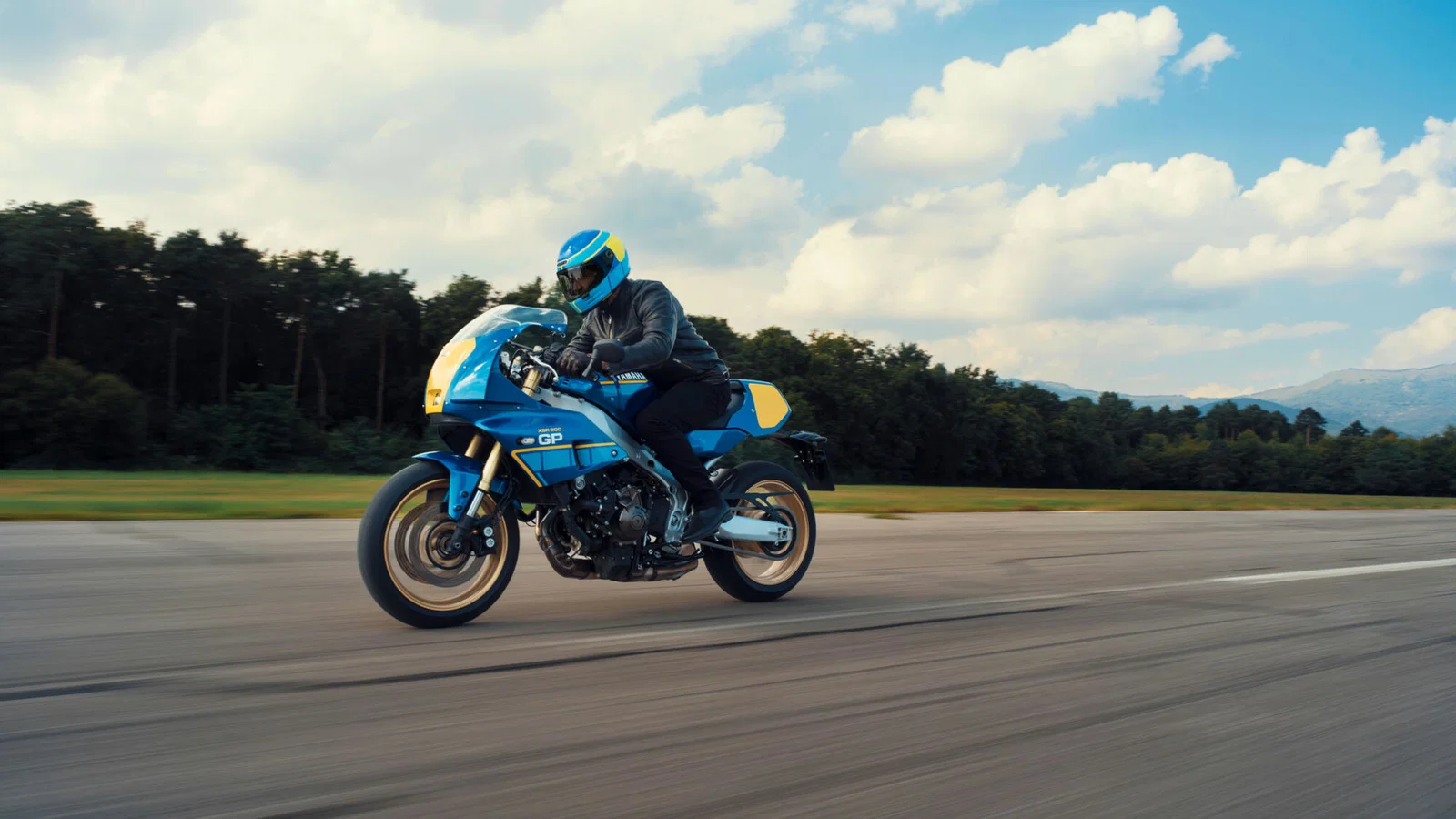 Yamaha XSR900 GP unterwegs.